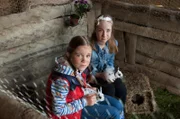 Lucy (Paulina Schnurrer) und Paulina (Tabea Hug) haben zu viele Kaninchen im Stall und ein schlechtes Gewissen.
