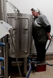 Nonne Doris Engelhard (69) kontrolliert den Brauprozess im Sudkessel. Nonne Doris Engelhard (69) kontrolliert den Brauprozess im Sudkessel.