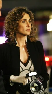 Die Detectives Mac Taylor (Gary Sinise) und Stella Bonasera (Melina Kanakaredes) vermuten, dass ein toter Polizist, der aus einem Taxi geworfen wurde, das jüngste Opfer des Taximörders ist.