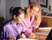 Jasmine (Anna Torv, l.) und Tess (Bridie Carter) lesen die alten Tagebücher von Drover's Run. Können sie die Familiengeheimnisse der McLeods lüften?