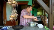 Markus und Inka wollen das Essen heute nur mit Lebensmitteln aus dem eigenen Garten zubereiten. Für den Kleingartenchef und passionierten Fleischesser wird ein vegetarisches BBQ allerdings eine ungewöhnliche Erfahrung.