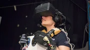 Bildunterschrift: Arbeiten im Raumanzug kostet Kraft und erfordert Konzentration. Ein Simulator ermöglicht den Astronauten in der Ausbildung, diese Herausforderung bereits auf der Erde zu erleben.