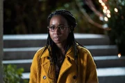 Laura (Sasha Compère)