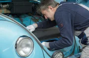 Ahmet Yardimici kontrolliert den VW Käfer auf Rost.