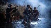 REENACTMENT - Deutsche Fallschirmjäger überqueren den Fluss Dives. Die Schauspieler von links nach rechts: Nathan Plumite und Harrison Macdonald.