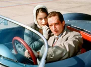Helga (Nicolette Krebitz ) hat Bubi (Benno Führmann) vom Flughafen Berlin- Tempelhof abgeholt.