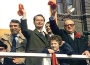 Helmut Zilk, Erwin Lanc und Bruno Kreisky auf der Tribüne vor dem Wiener Rathaus. Seit einem Jahrzehnt stehen die Feiern zum 1. Mai im Zeichen der SPÖ-Alleinregierung.