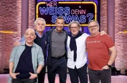 Moderator Kai Pflaume und seine Rateteam-Kapitäne Bernhard Hoëcker und Elton begrüßen in dieser Sendung den ehemaligen Fußballtorhüter und Torwarttrainer Sepp Maier und den ehemaligen Torhüter Toni Schumacher.