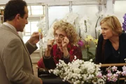 Die Floristin Joy (Carol Kane, Mi.) kann Monk (Tony Shalhoub) und Natalie (Traylor Howard) zwar nicht die gewünschten Informationen verschaffen, hat jedoch die perfekte Blume für ihn gefunden - aus Plastik.  +++