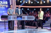 Moderatorin Esther Sedlaczek (r.) mit den Kandidaten des Teams "Kulinarik": Alexander Kumptner (l.) und Frank Rosin (2.v.l.), beide Köche.