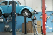 VW Käfer vor der Restaurierung auf der Hebebühne (r.: Ahmet Yardimici)