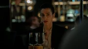 Louna Lloris (Anna Bardavelidze) hadert damit, ihre Gefühle und ihren neuen Job als Bodyguard voneinander zu trennen.
