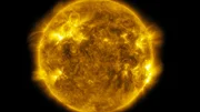 Sonneneruptionen sind die Folgen elektromagnetischer Vorgänge im Inneren des strahlenden Sterns. Welche Gefahr geht von ihnen aus?