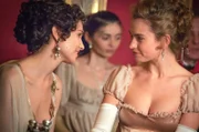 Helene Kuragin (Tuppence Middleton, li.), Natasha Rostov (Lily James, re.)