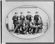 1865 gründeten Südstaaten-Veteranen in Pulaski, Tennessee, den Geheimbund Ku Klux Klan. Angeblich nur, um gemeinsam zu trinken und über die „gute alte Zeit“ zu reden, als es im Süden noch Sklaven gab.
