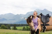 Traumduo? Den Weg über die Berge von Bayern nach Südtirol tritt Antonia Schlosser mit Stute Baguira an. Können sie eine tiefe Beziehung zueinander aufbauen?