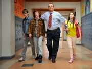 Weil Sue (Eden Sher, r.) Axl in der Schule geh&ouml;rig auf die Nerven geht, spielt er ihr einen b&ouml;sen Streich und sorgt daf&uuml;r, dass sie zu jeder Unterrichtsstunde zu sp&auml;t kommt und von Hall Monitor (Christopher Darga, 2.v.r.) abgef&uuml;hrt wird ...