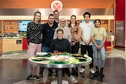 Von links: Nina Drenkelforth, Florian Wüllscheidt, Moderator Alexander Kumptner, Jurorin Viktoria Fuchs, Marie-Louise Hüneke, Melina Gross, Chau Duc Doan und Vishwatha "Vishi" Parameswaran