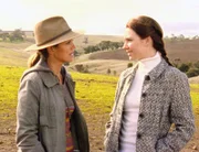 Überraschender Besuch auf Drover's Run: Jasmine (Anna Torv, r.), Tess' (Bridie Carter) Cousine. Ihr verstorbener Vater hat verfügt, dass seine Asche auf der Farm verstreut werden soll. Was steckt dahinter?