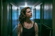 Klara (Annina Walt) macht abends einen letzten Rundgang im Heim, in dem nun Ruhe eingekehrt ist, bevor sie selbst nach Hause fährt.