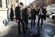 Eine junge Frau ist auf offener Straße verbrannt. Olivia (Anna Torv, 2.v.r.) und Charlie (Kirk Acevedo, r.) fragen Peter (Joshua Jackson, l.) und dessen Vater Walter (John Noble, 2.v.l.) um Rat ...