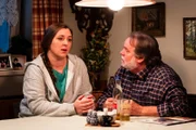 Sophia (Patricia Freund) und Stadlbauer (Andreas Geiss) überlegen gemeinsam, wie sie Maja eine Lektion erteilen können.