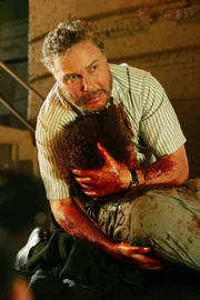 Grissom entdeckt den von einer Kugel getroffenen Warrick. Er kann ihm nicht mehr helfen...