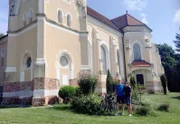 Erlebnispfad "Iron Curtain Trail" reicht von der Barentsee, hoch im Norden Europas, bis zum Schwarzen Meer. Der burgenländische Abschnitt ist 287 Kilometer lang. Zwei sportliche Radler zeigen, begleitet von einem ORF Team, wie der gesamte Weg per Rad zu erkunden ist.