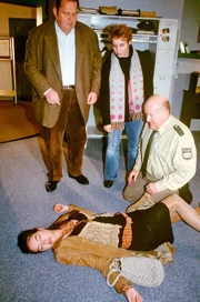 "Der Bulle von Tölz - Liebesleid", Als Britta Aumüller, Sekretärin des Bauunternehmers Zechl, bei Wachtmeister Pfeiffer einen Diebstahl melden will, bricht sie auf dem Kommissariat plötzlich zusammen. Die Frau stirbt an den Folgen einer Vergiftung. Erste Ermittlungen führen Benno und Sabrina auf den Hof, den Britta gemeinsam mit zwei Frauen und einem Mann in Form einer Landkommune bewohnt hat. Dabei wird schnell klar, dass zwischen den Kommunarden einiges im Argen liegt: Eifersucht und Misstrauen trüben die alten Ideale.Im Bild (v.li.): Ottfried Fischer (Benno Berghammer), Katerina Jacob (Sabrina Lorenz), Zora Holt (Britta Aumüller), Udo Thomer (Anton Pfeiffer).