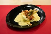 Spargel-Ragout mit Sauce béarnaise, Kartoffel- Selleriestampf und Pancetta- Flocken.