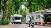 Der Camper kommt am Urlaubsort an.