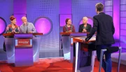 Wer weiß die richtige Antwort? v. li.: Enie van de Meiklokjes, Bodo Bach, Alice Hoffmann und Guido Cantz sind bereit für kniffelige Fragen aus dem prallen Leben von Moderator Florian Weber.