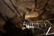 Blick in die Altensteiner Höhle im Schlosspark