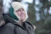 Sonta Roach hält sich bei winterlichem Wetter draußen warm. (National Geographic für Disney/Patrick Henderson)