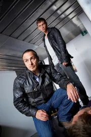 Semir (Erdogan Atalay, l.) und Alex (Vinzenz Kiefer) finden den toten Galeristen Fischer und sehen gerade noch, wie ausgerechnet Semirs Lebensretter Tommy vom Tatort flüchtet...