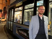 Tinnitusforscher Achim Schilling steht vor der Trambahn.
