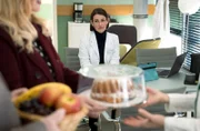 Klinikleiterin Prof. Dr. Maria Weber (Annett Renneberg) hat ihren Forschungsantrag bewilligt bekommen. Doch leider muss dafür Kathrin Globischs Schmerzklinik weichen. Kathrin das zu sagen, fällt Maria nicht leicht. Noch schwerer machen es dann auch noch ehemalige Patienten, die Kathrin mit kleinen Präsenten für ihre Behandlung danken.