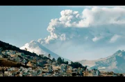 Fumarolen entweichen dem Cotopaxi in den ecuadorianischen Anden.