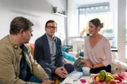 Der tote Heilpraktiker wollte als Zeuge in einem Sorgerechtsprozess aussagen. Sein Auftritt vor Gericht hätte dem Vater Leif Peters das Sorgerecht für seine kleine Tochter gekostet. Finn (Sven Martinek, l.) und Lars (Ingo Naujoks, M.) sprechen mit Hannah Peters (Kathrin Kühnel, r.), der Mutter der kleinen Emma.