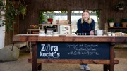 Zora Klipp, Köchin und Moderatorin, im Set der neuen NDR Kochsendung "Zora kocht's einfach".