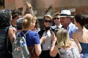 Der Agent Freddy (Jürgen Tarrach, 2.v.r.) und die Operndiva Flavia Petrelli (Leslie Malton, Mitte) freuen sich über das rege Interesse.