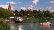 Eine Reise zu den 30 spannendsten Orten am Wasser in Brandenburg. Zur Seepyramide im Branitzer Park, auf die Altstadtinsel von Werder oder zum Schiffshebewerk in Niederfinow. Doch welcher ist der spannendste Ort am Wasser in Brandenburg? Ab ins Wochenende: 30 Ausflüge zum Entdecken und Erleben. - Altstadtinsel Werder