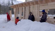 Die Familie Rowland baut einen zusätzlichen Lagerschuppen. (National Geographic)
