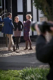ARD Degeto CHARLOTTE LINK - DER BEOBACHTER, am Samstag um 01:25 Uhr im ERSTEN. Die krankhafte Sehnsucht nach einem Familienleben treibt den einsamen Samson Segal (Michael Stange,re.) dazu, seine Nachbarin Gillian (Karolin Eichhorn) und deren Ehemann Tom (Lloyd Owen, li.) und Tochter Becky (Georgia Hehir) rund um die Uhr zu beobachten.