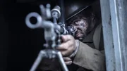 REENACTMENT - Ein britischer Soldat (gespielt von Nathan Plumite) feuert ein Maschinengewehr ab.