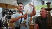 Der nächste Kundenauftrag lässt nicht lang auf sich warten. Dieses Mal müssen die Trödelprofis eine Schreibtischlampe finden. Doch die ungenaue Beschreibung der Kundin stellt die drei vor eine Herausforderung.  (Foto: Sükrü, li. und Otto)