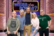 Moderator Kai Pflaume und seine Rateteam-Kapitäne Bernhard Hoëcker und Elton begrüßen in dieser Sendung den Sänger Matthias Reim (2.v.l.) und seine Tochter, die Sängerin Marie Reim (2.v.r.).