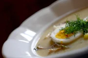 In Hartmanice, Tschechien, kocht Jiri eine Pilzsuppe. Verziert wird sie mit Dill und Ei.