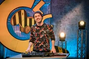 Mit Musik geht alles besser. Gut, dass es Club-DJ Max Dehling gibt! Er sorgt für den passenden Sound zu jeder Disziplin im Spiel um den goldenen Tigerenten-Pokal.