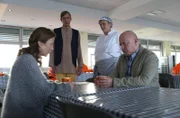 Küchenchefin Jutta (Astrid Köhler, 2. v. re.), Frau Schütze (Michaela Winterstein, li.) und Herr Mörtel (Holger Kunkel, re.) sind sich einig: Der gesunde Kantinenplan von Gerald (Martin Glade, 2. v. li.) ist für die Tonne.